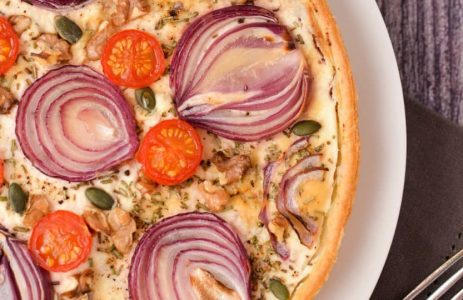 Tarte fine aux oignons rouges, ricotta, miel et noix